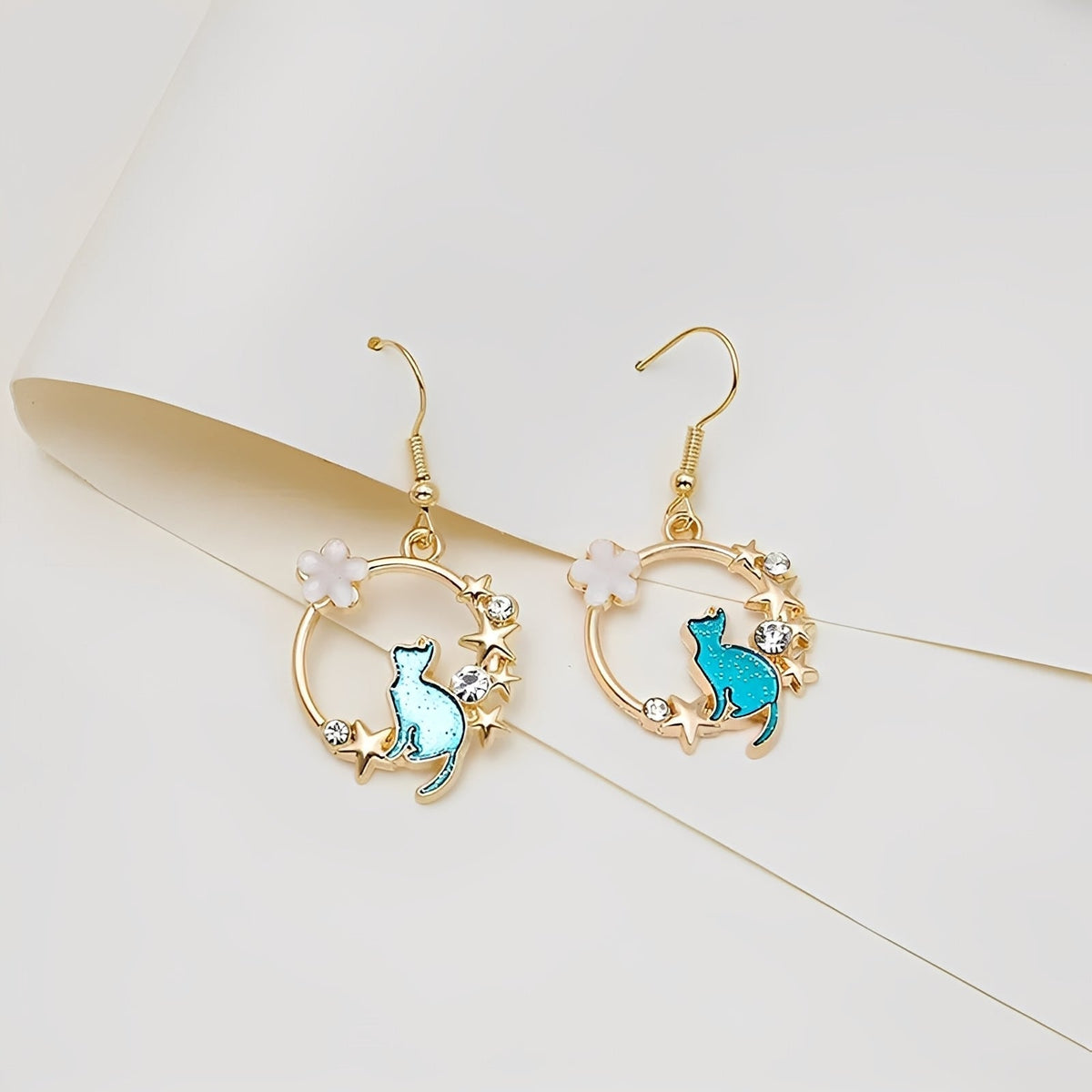 Lynna – Lovely Cat Pendant