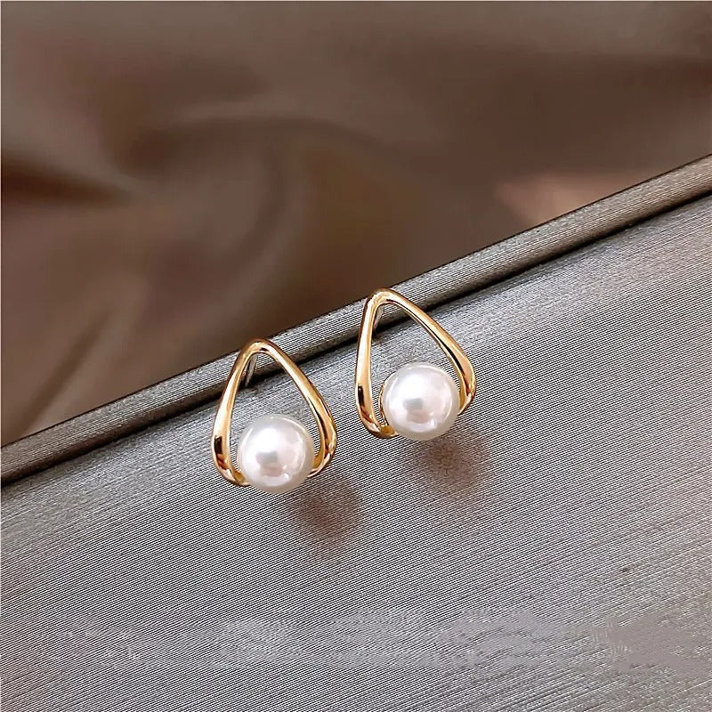 Geah – Earrings Featuring Hollow Golden Pearls