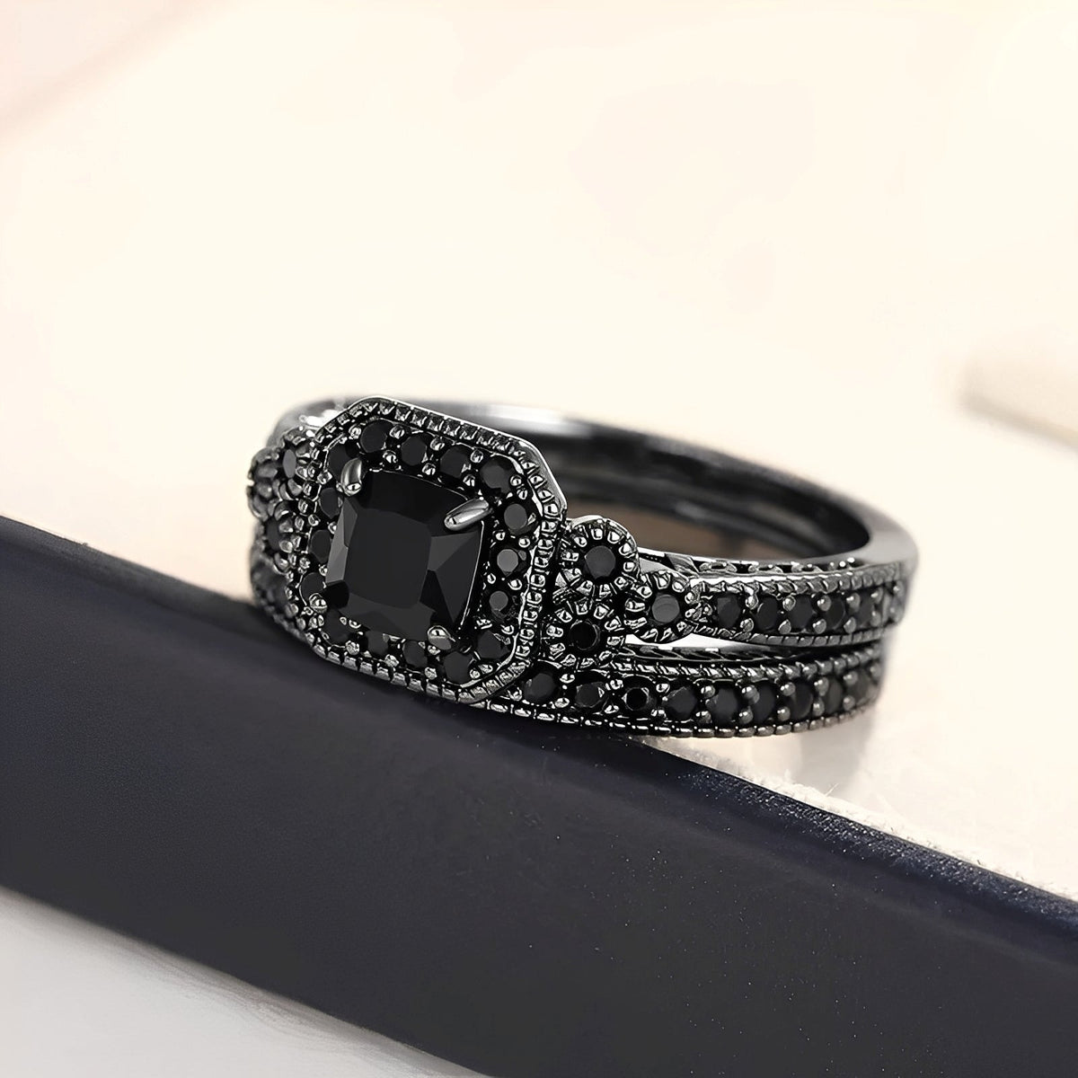 Adriane – Set of Vintage Rings in Black
