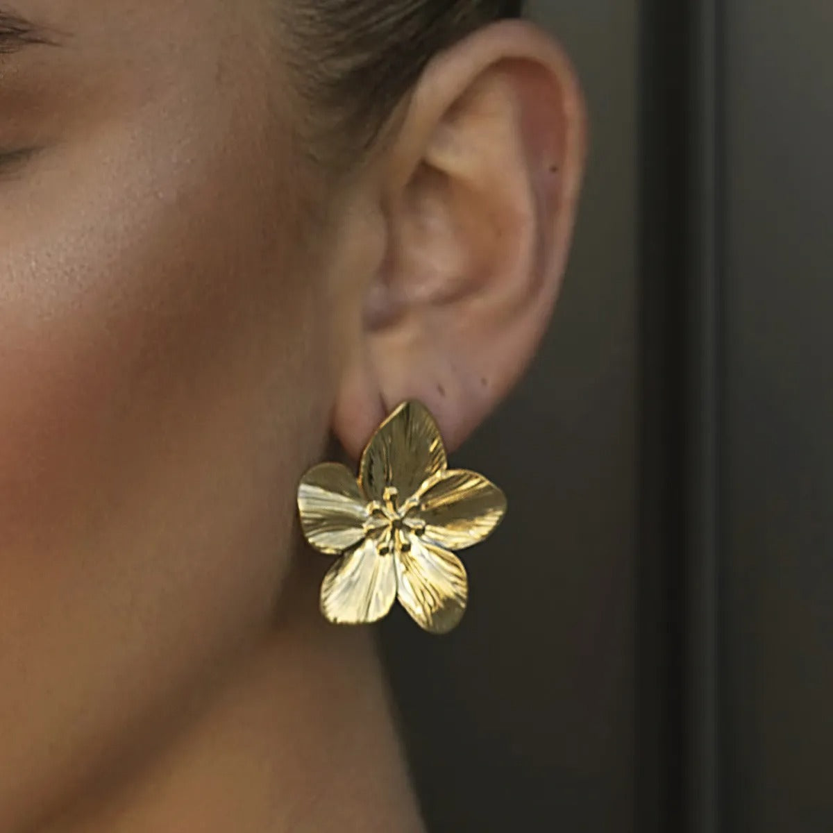 Rianne – Earrings flower blooming gold