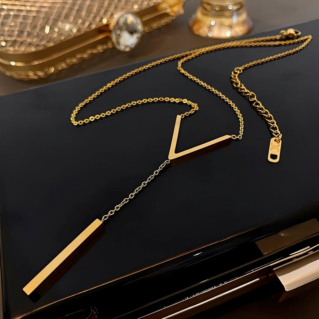 Vera – Necklace featuring Geometric Pendant