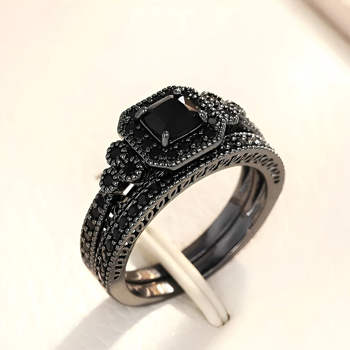 Adriane – Set of Vintage Rings in Black