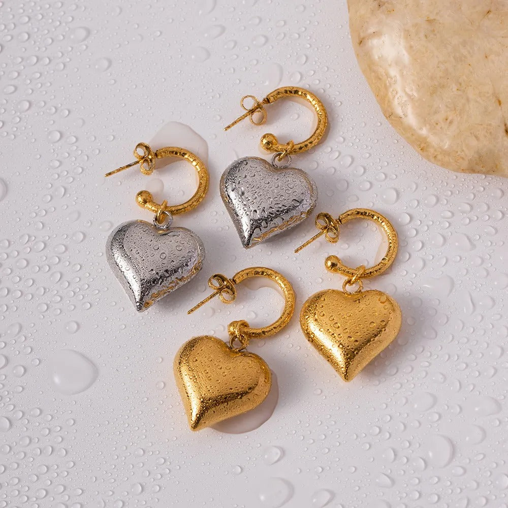 Liza – Hanging Heart Earrings in Gold