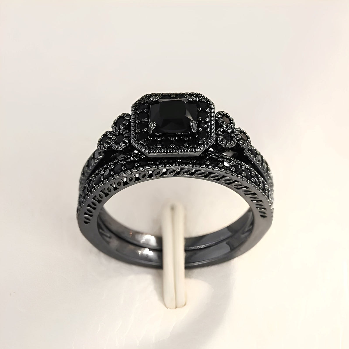 Adriane – Set of Vintage Rings in Black