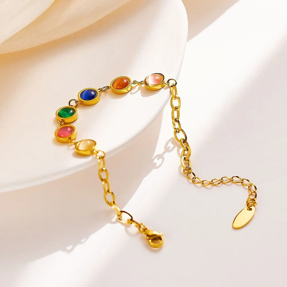 Maisie – Gold bracelet featuring a colorful stone