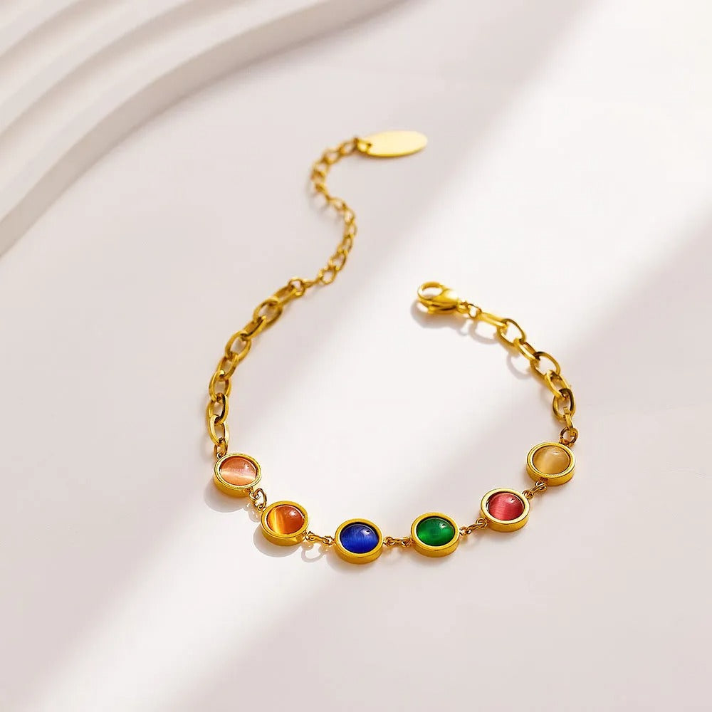 Maisie – Gold bracelet featuring a colorful stone