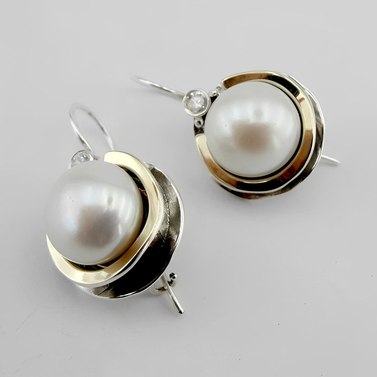 Helena – Vintage Earrings Featuring Round Pearls
