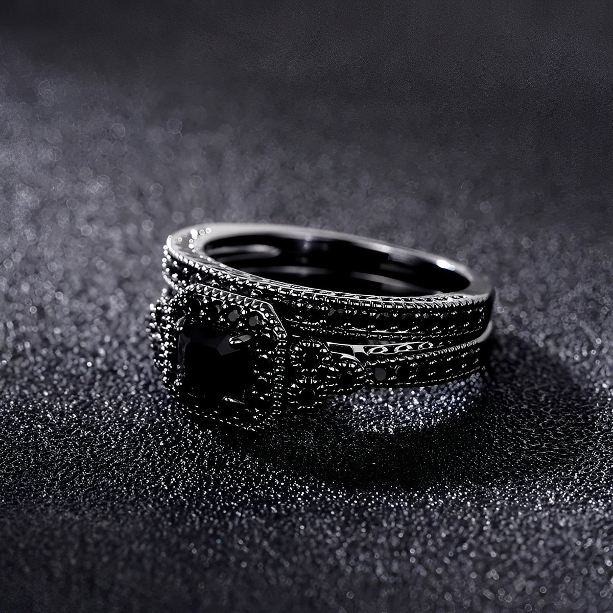 Adriane – Set of Vintage Rings in Black