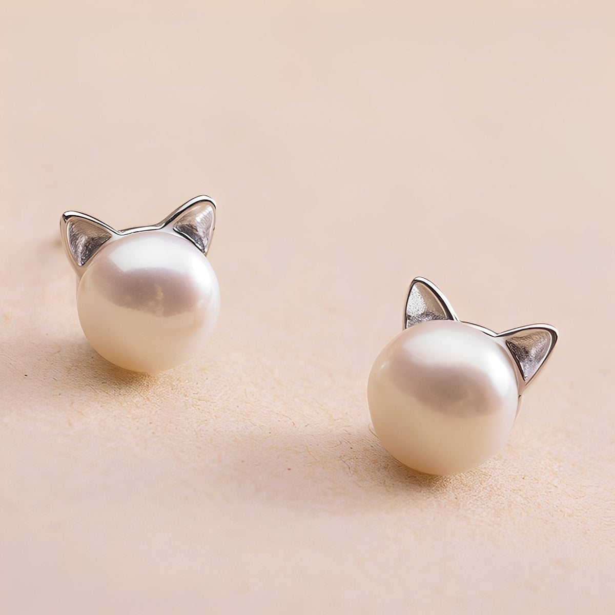 Nori – Earrings featuring chatons and pearls crafted from silver