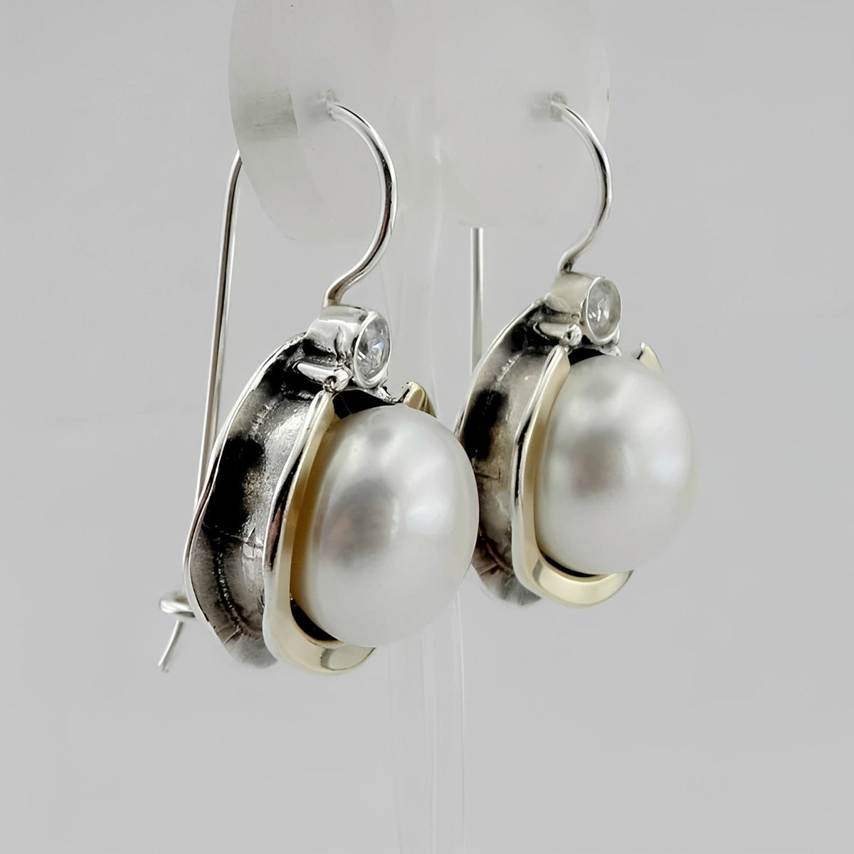 Helena – Vintage Earrings Featuring Round Pearls
