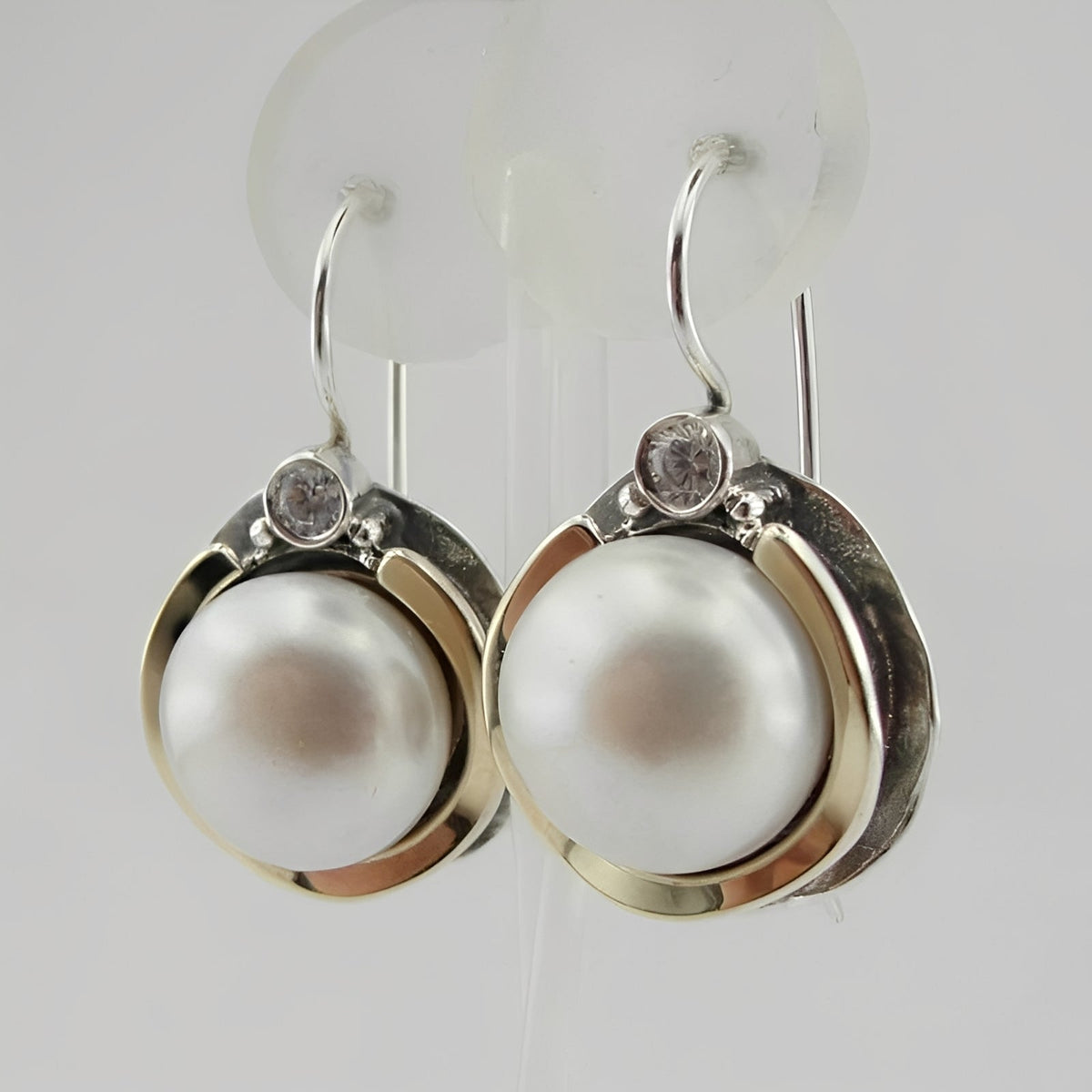 Helena – Vintage Earrings Featuring Round Pearls