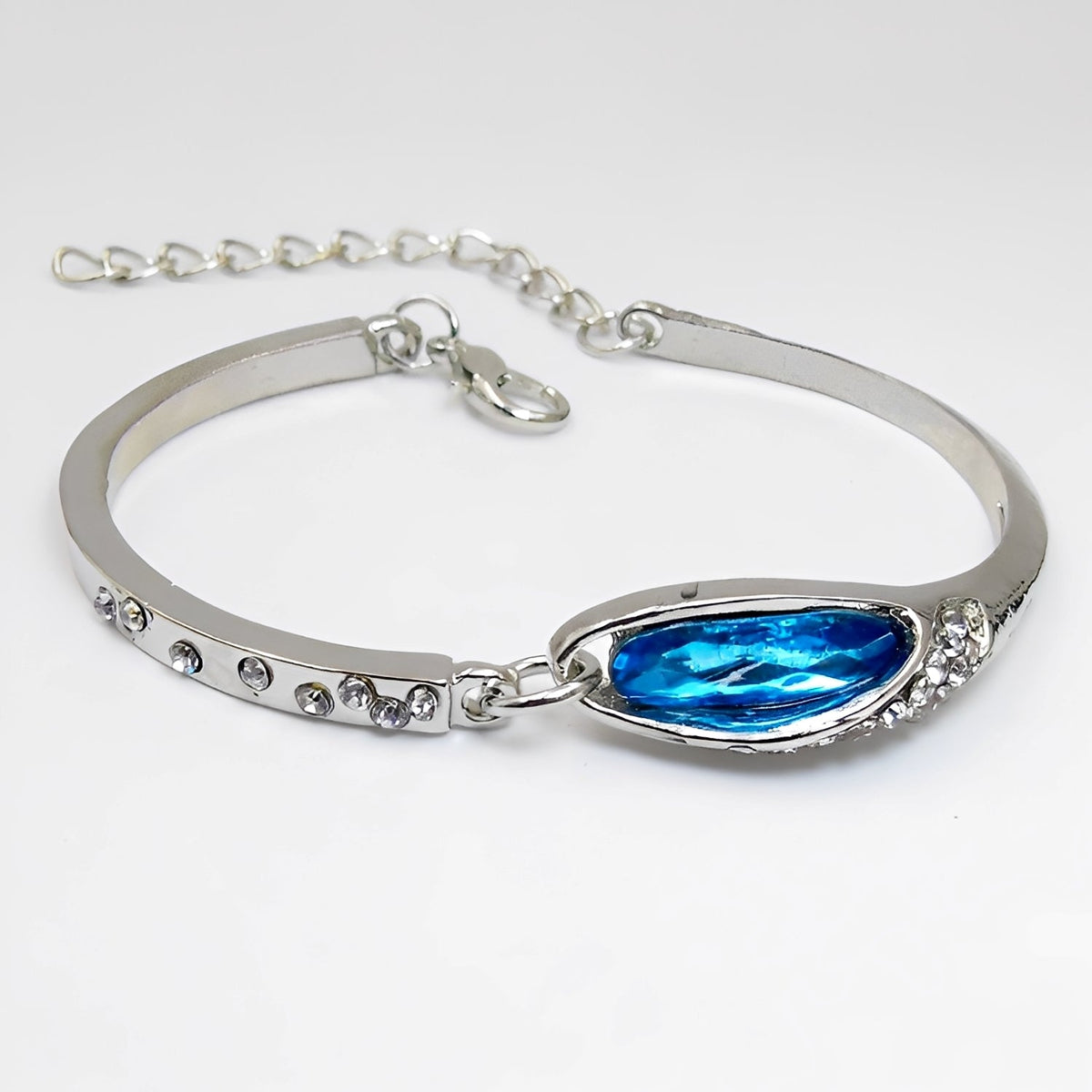 Miku – Elegant Bracelet Enhanced with Sapphires