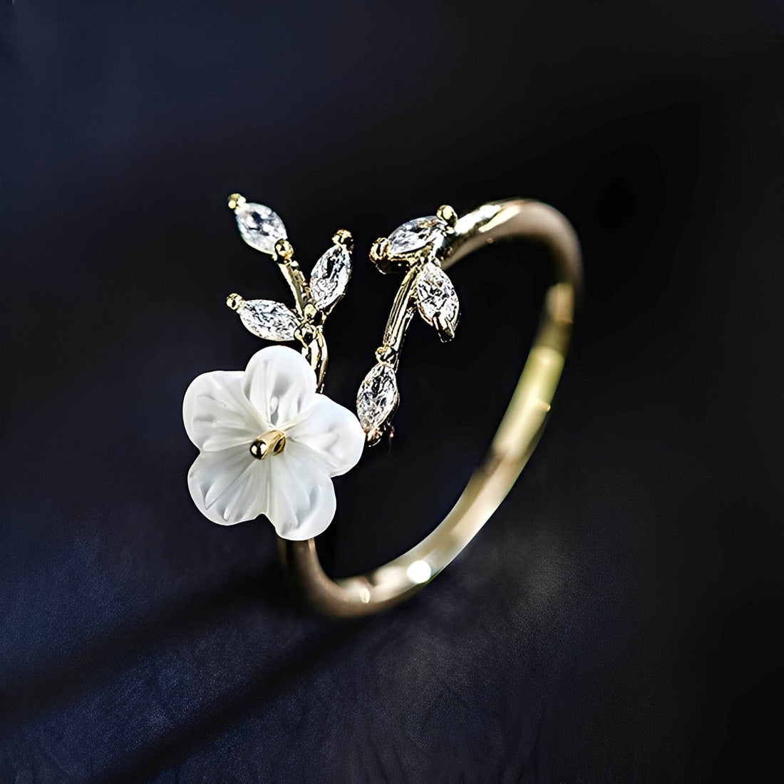 Mayla – Flower Ring with White Flowers and Zirconia