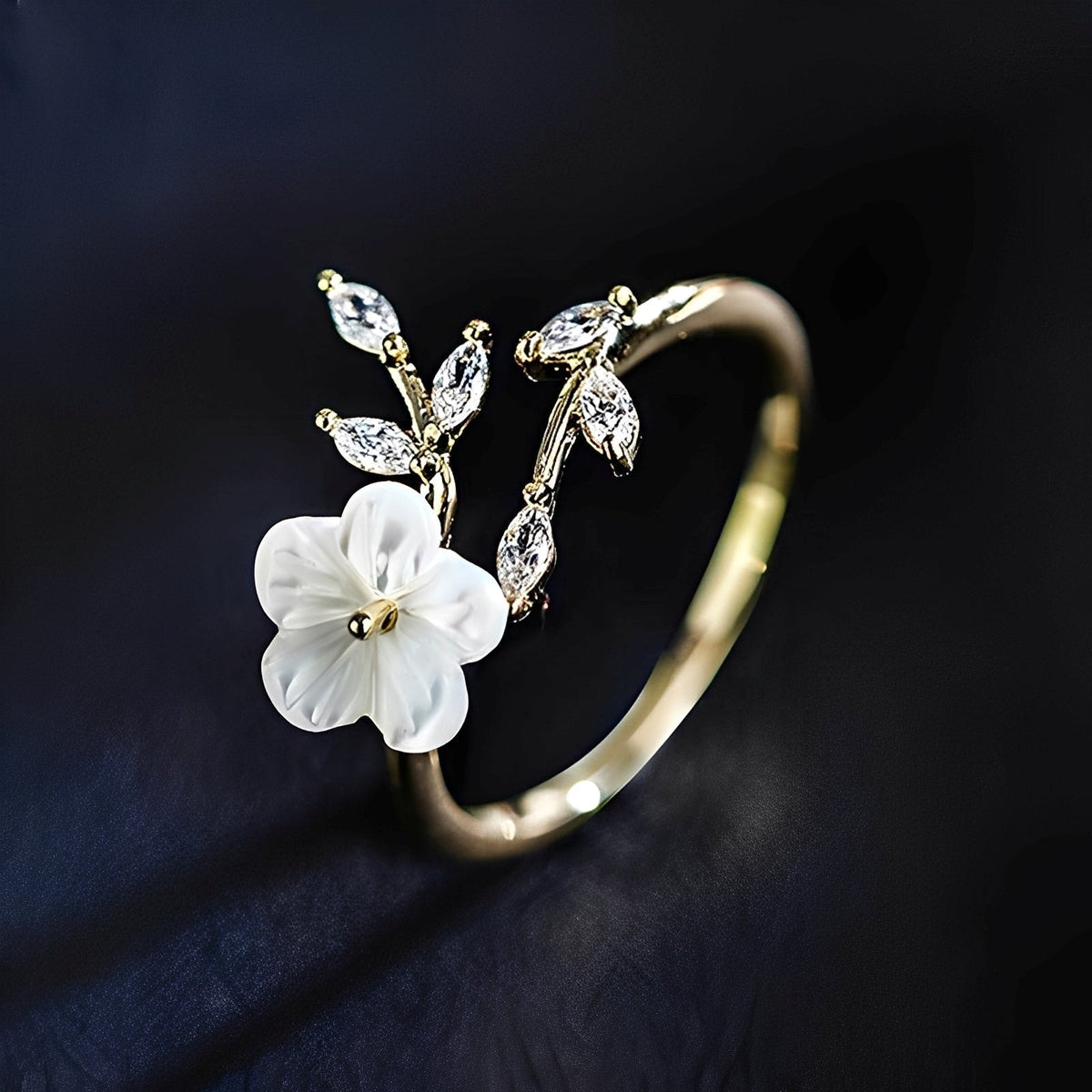 Mayla – Flower Ring with White Flowers and Zirconia