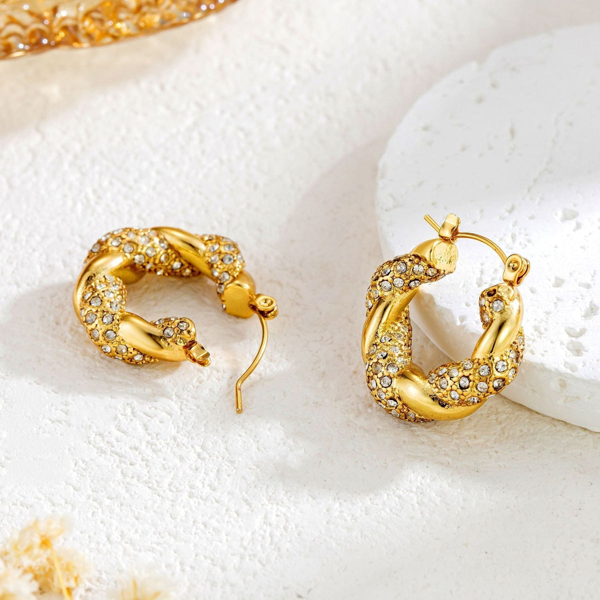 Alix – Golden U-Twist Earrings