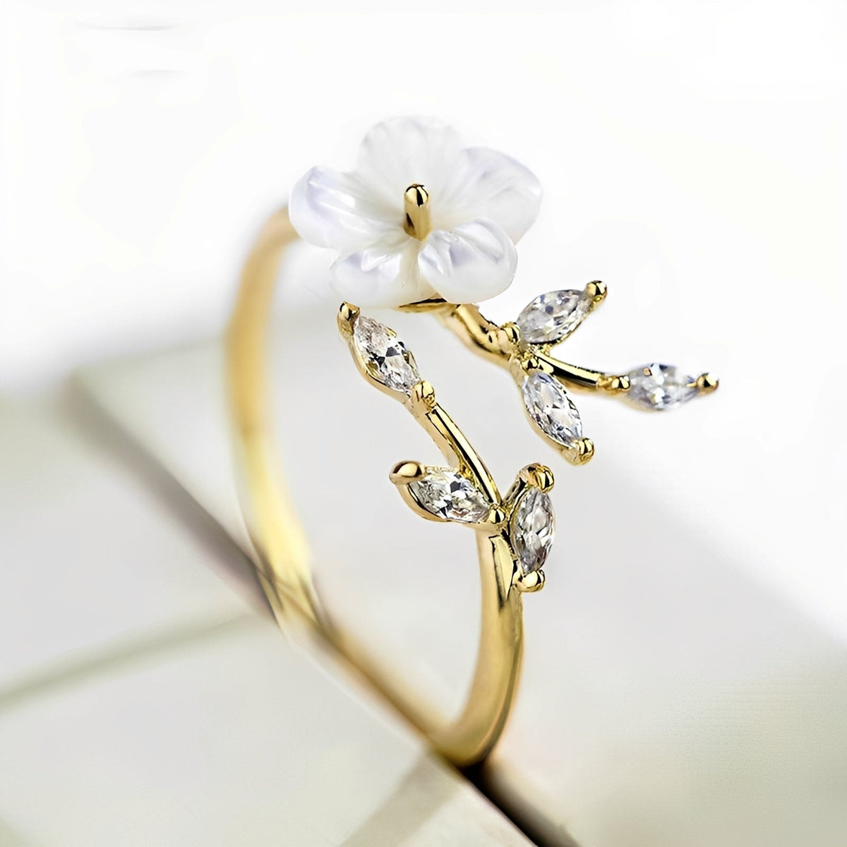 Mayla – Flower Ring with White Flowers and Zirconia