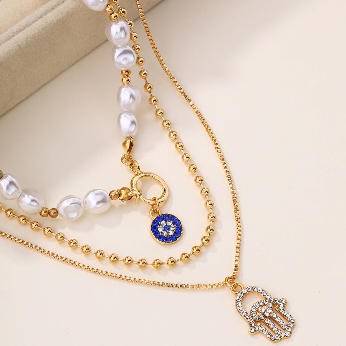 Jade – Multi-Layered Necklace with Pearls and Hamsa