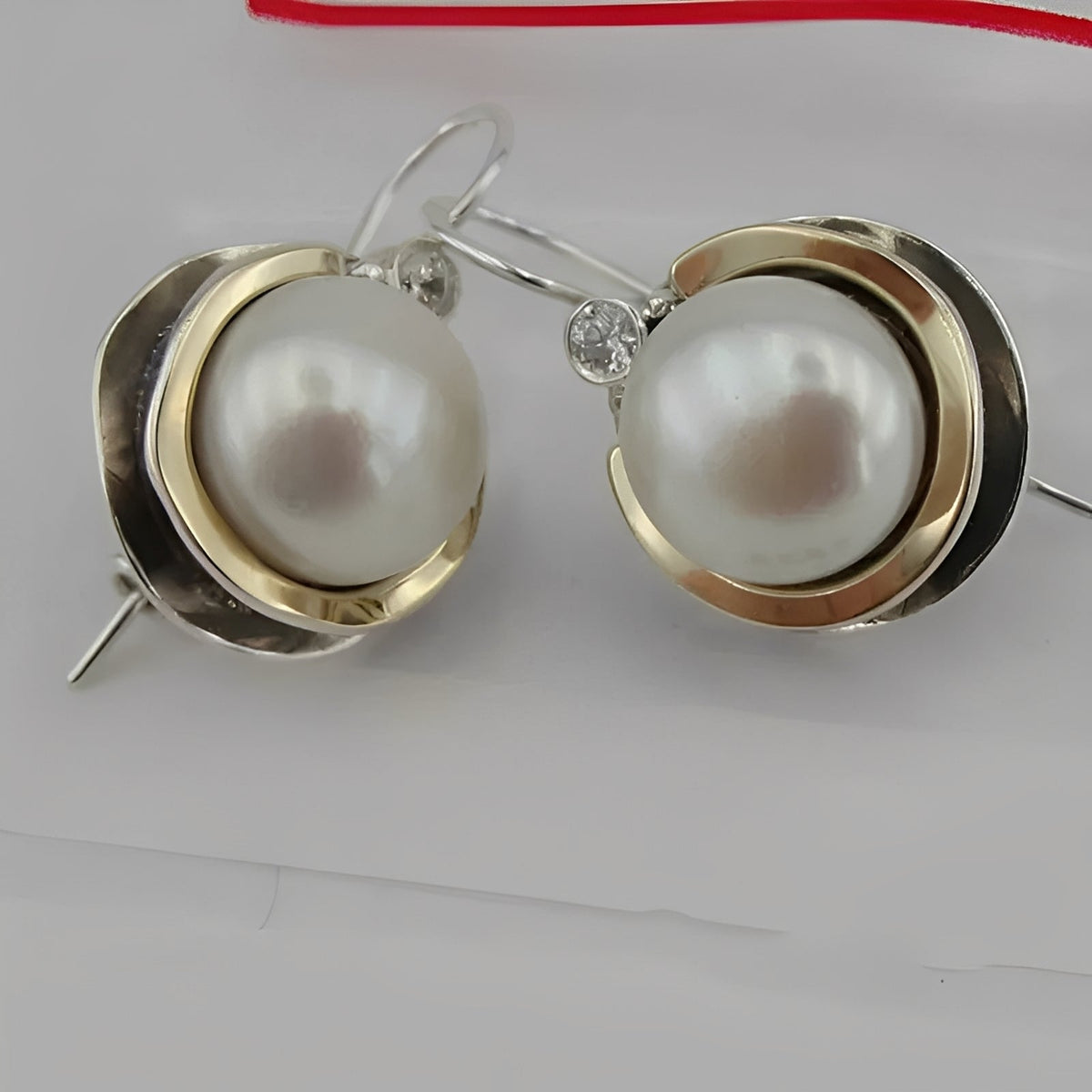 Helena – Vintage Earrings Featuring Round Pearls