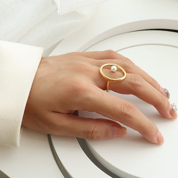 Rana – Gold Ring Featuring Oval Pearl