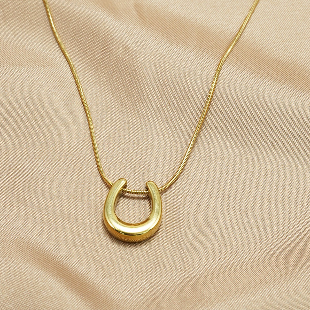Caitlin – Gold-Plated Horseshoe Necklace as a Good Luck Charm