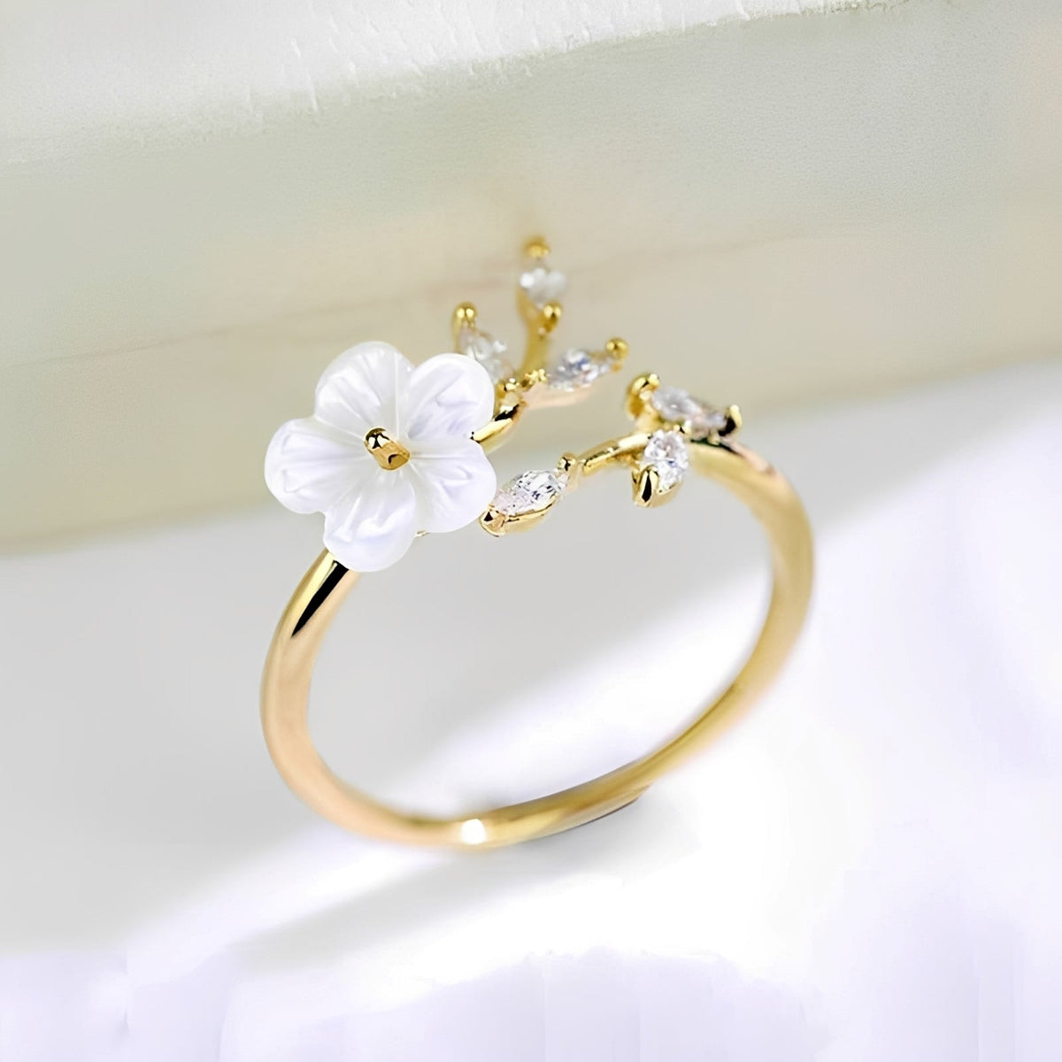 Mayla – Flower Ring with White Flowers and Zirconia