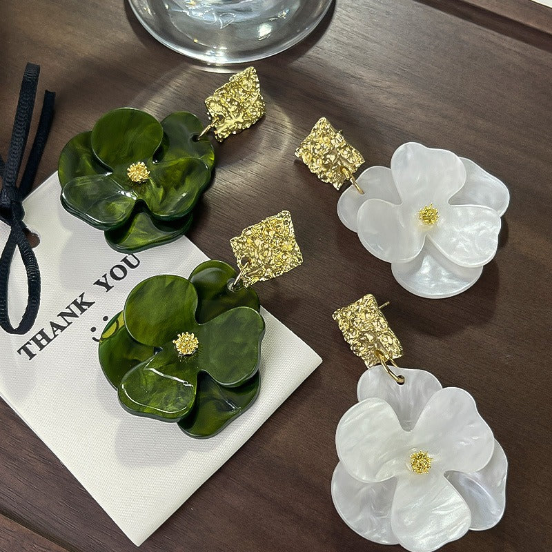 Kai – Hanging Flower Earrings in Gold
