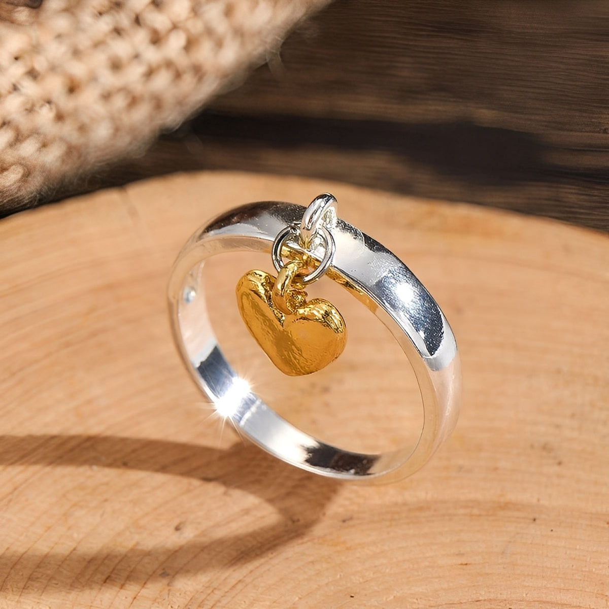 Miriam – Vintage silver ring featuring a hanging heart