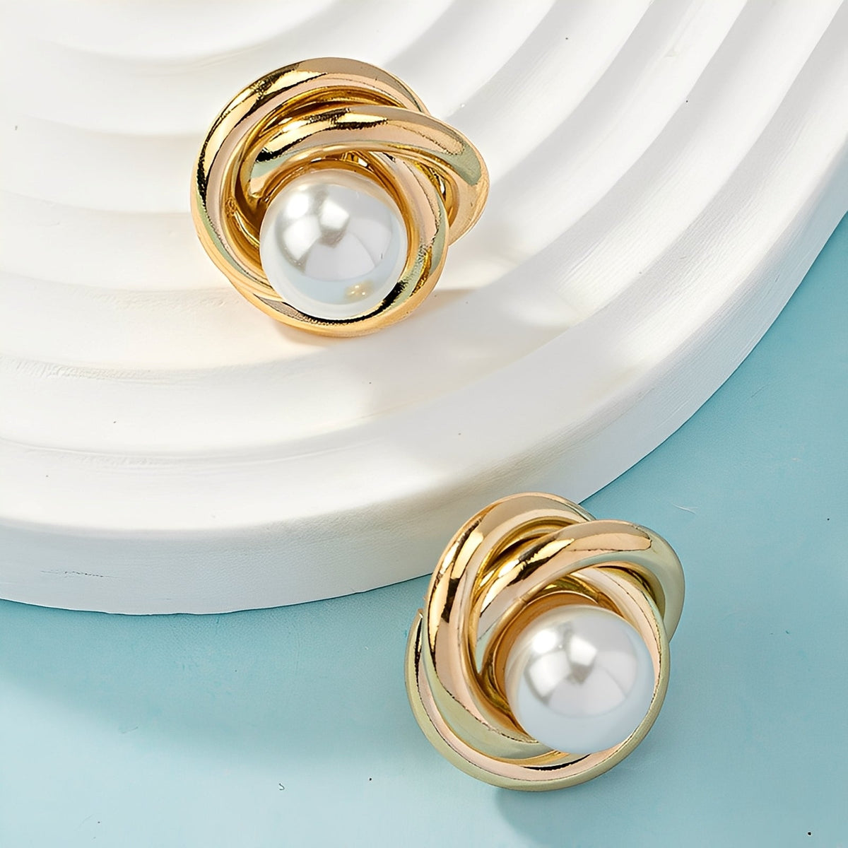 Krisna – Chic Gold Earrings with Pearls