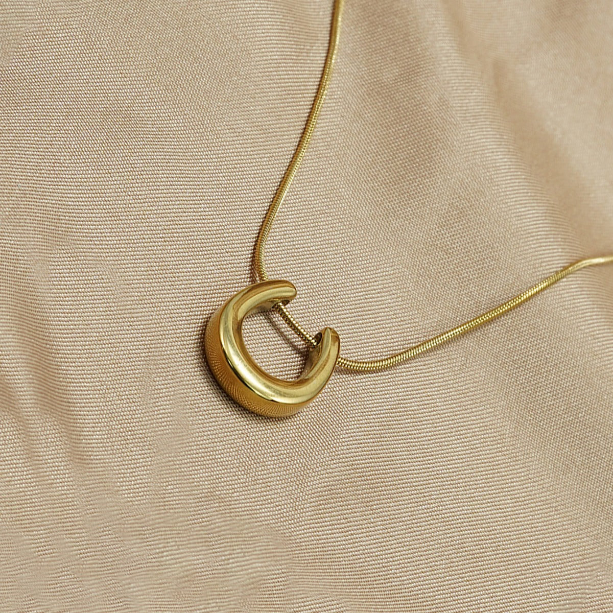 Caitlin – Gold-Plated Horseshoe Necklace as a Good Luck Charm