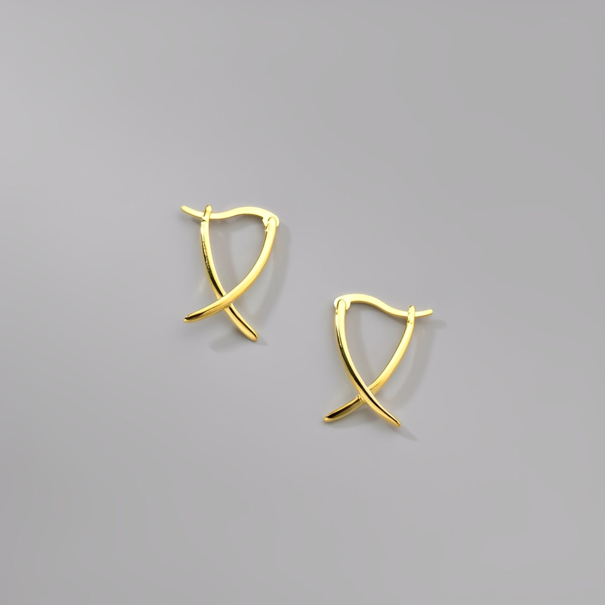Vanny – Cross earrings in trendy gold