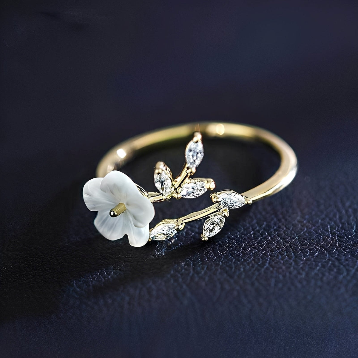 Mayla – Flower Ring with White Flowers and Zirconia