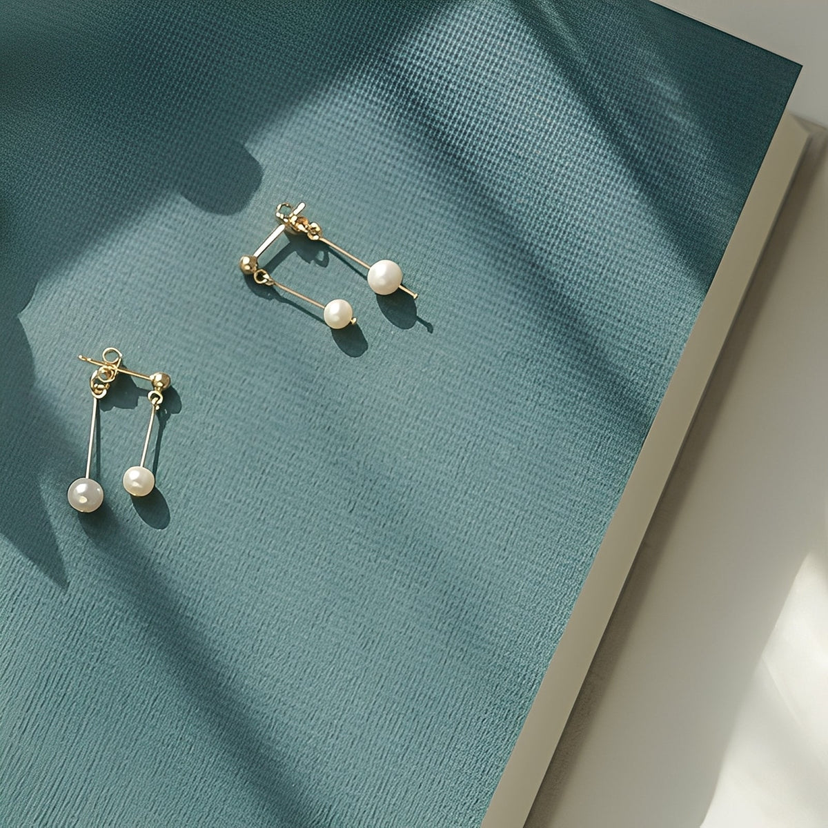 Alice – Earrings with pendant and pearls