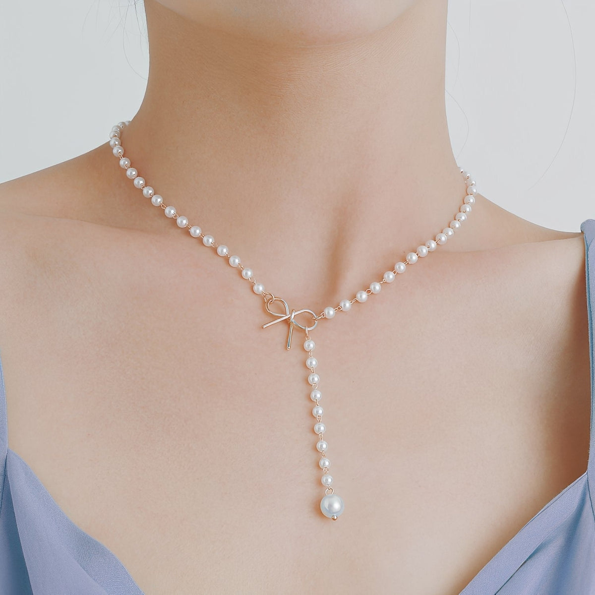Antoneth – Necklace Featuring Bow-Shaped Pendant and Pearl