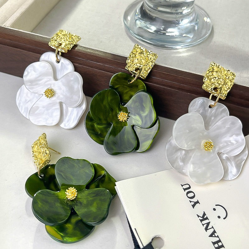 Kai – Hanging Flower Earrings in Gold