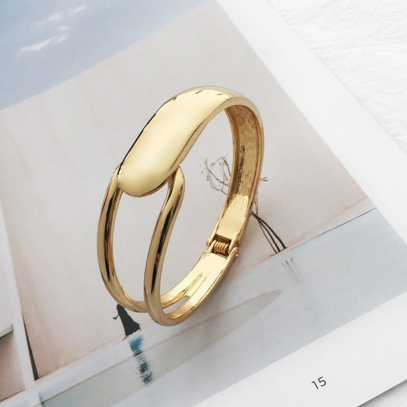 Alyssa – Trendy Golden Bracelet