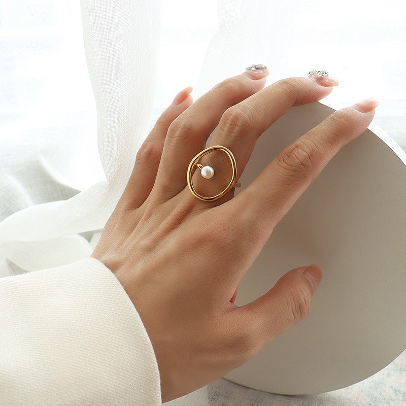 Rana – Gold Ring Featuring Oval Pearl