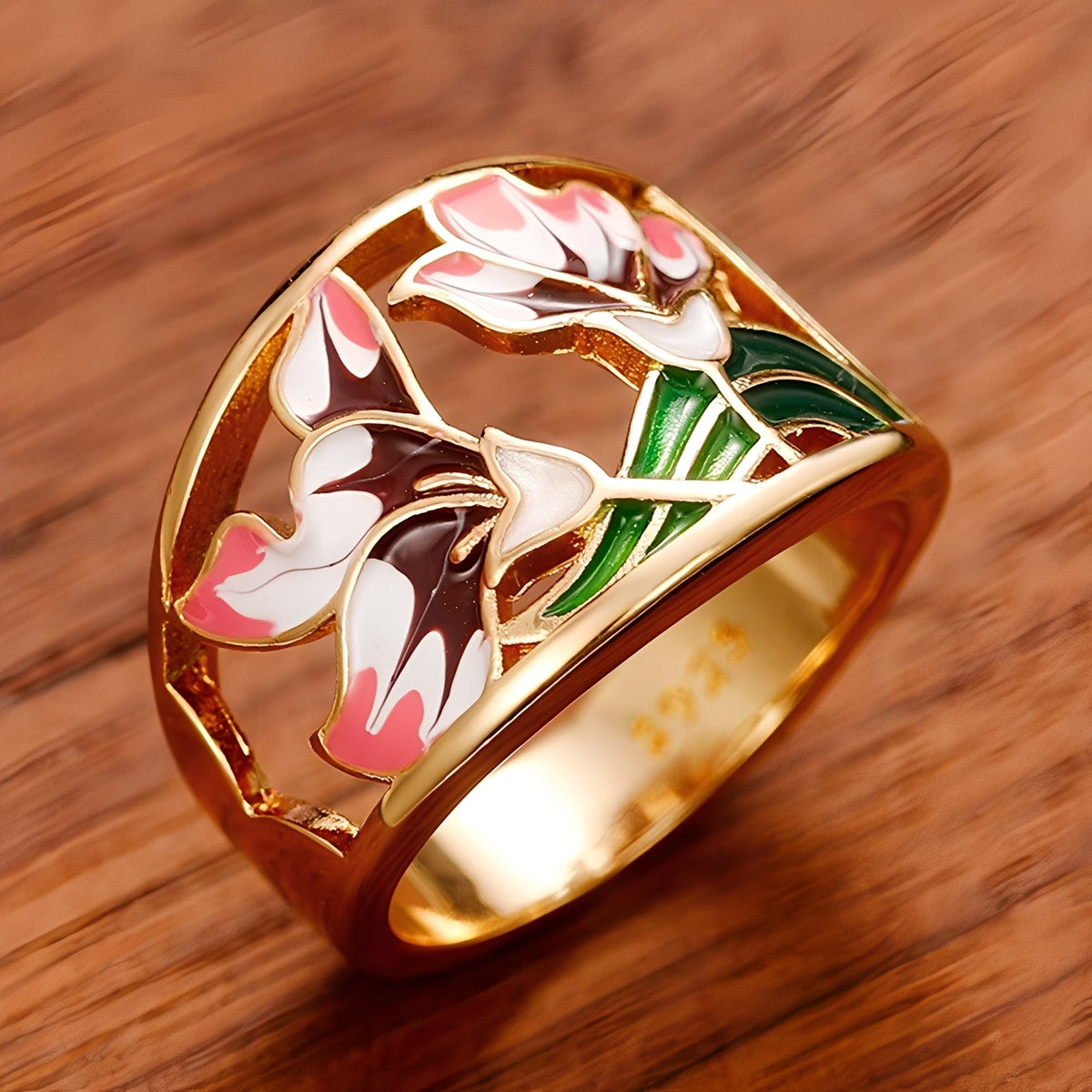 Cess – Enamelled gold ring featuring flowers in a vintage design