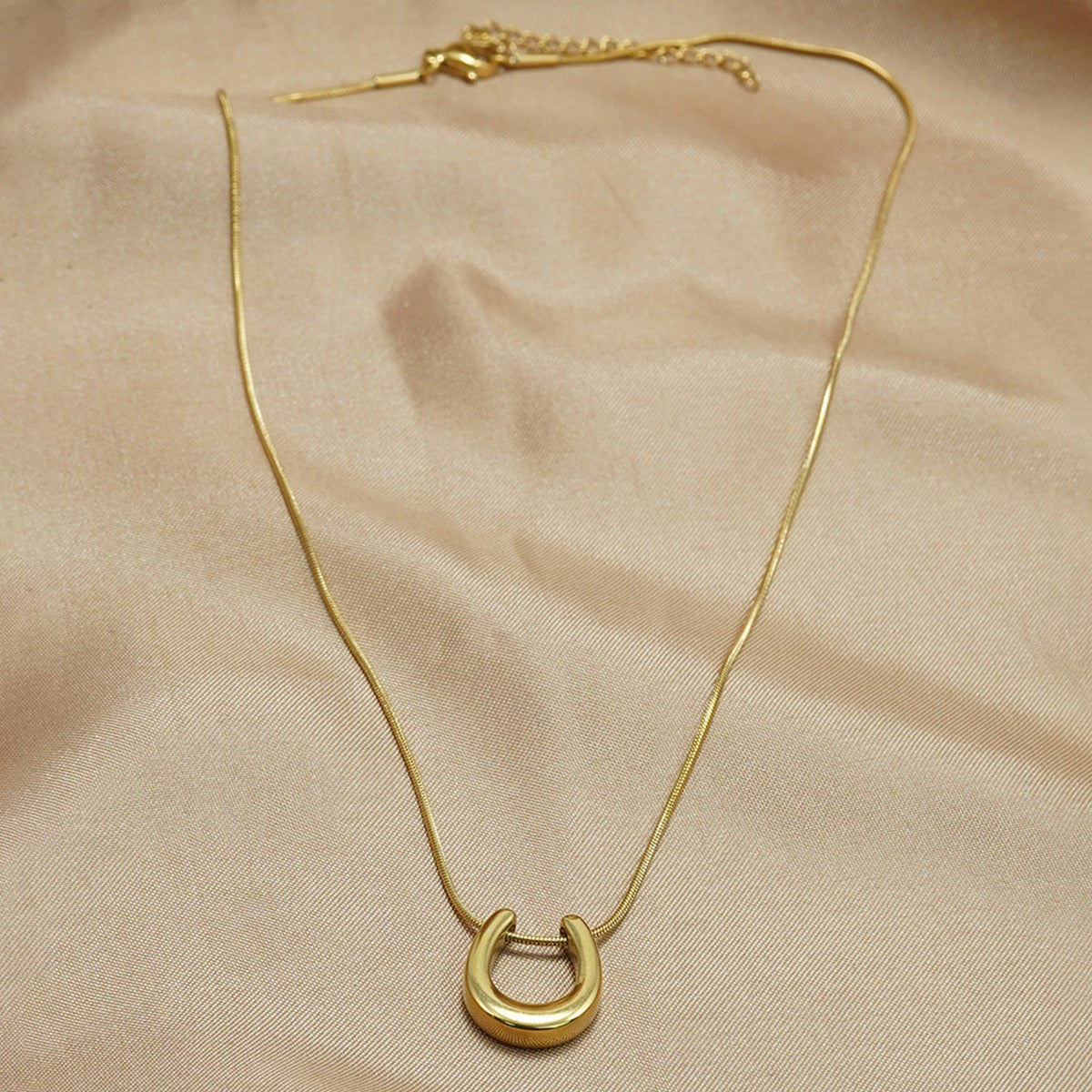 Caitlin – Gold-Plated Horseshoe Necklace as a Good Luck Charm