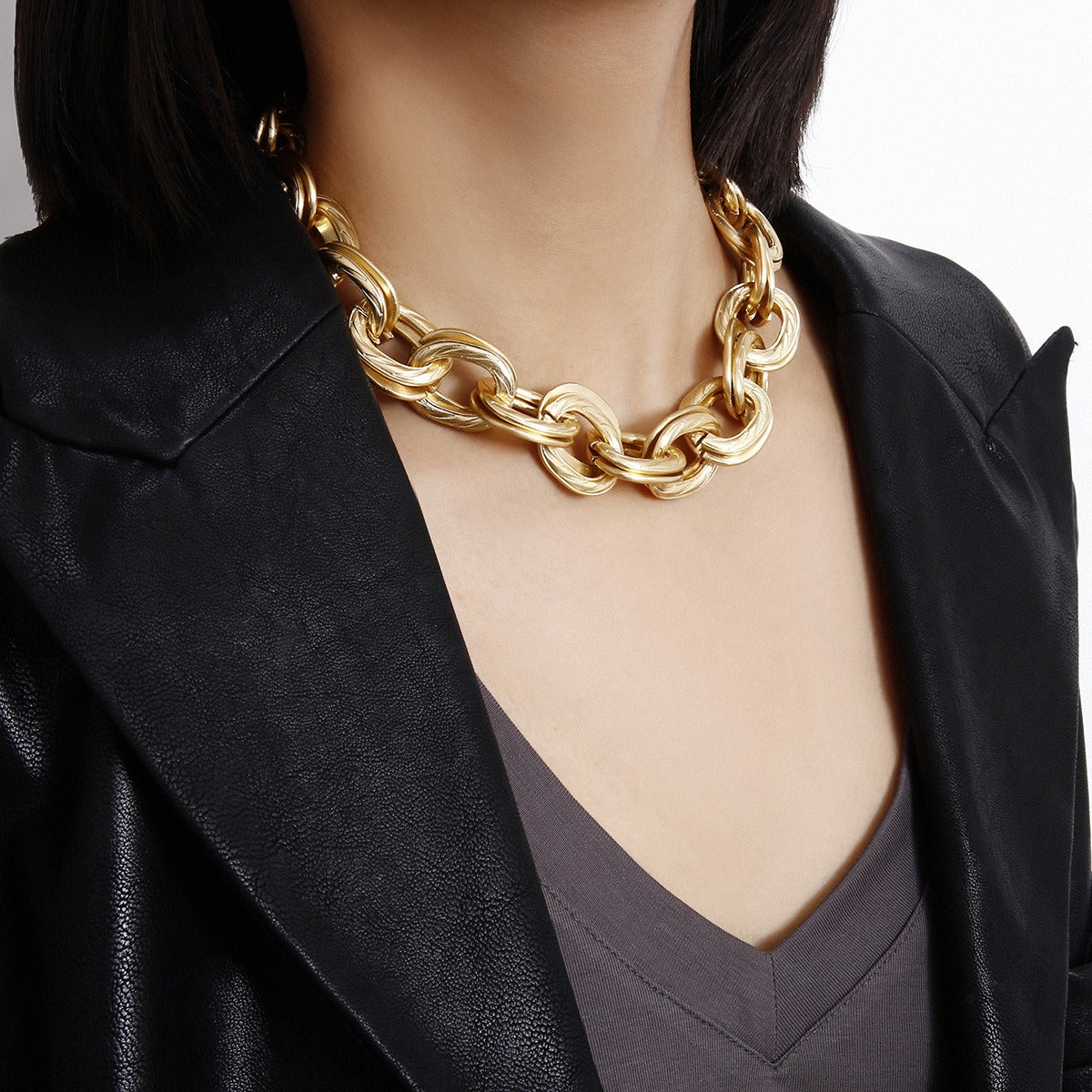 Alessia – Necklace featuring wide golden links
