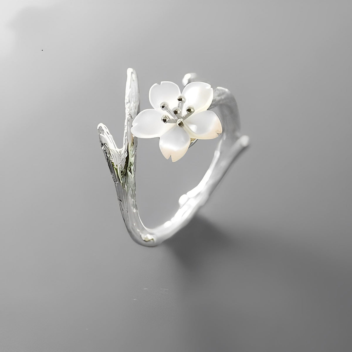 Lilou – Adjustable Vintage Ring Featuring a White Flower