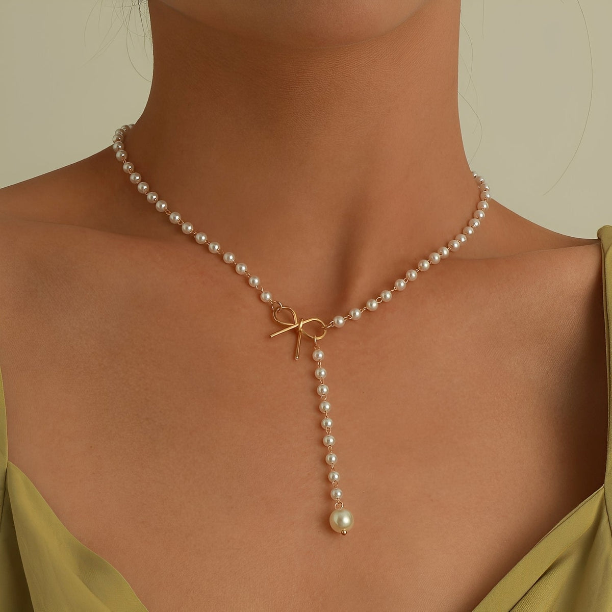Antoneth – Necklace Featuring Bow-Shaped Pendant and Pearl