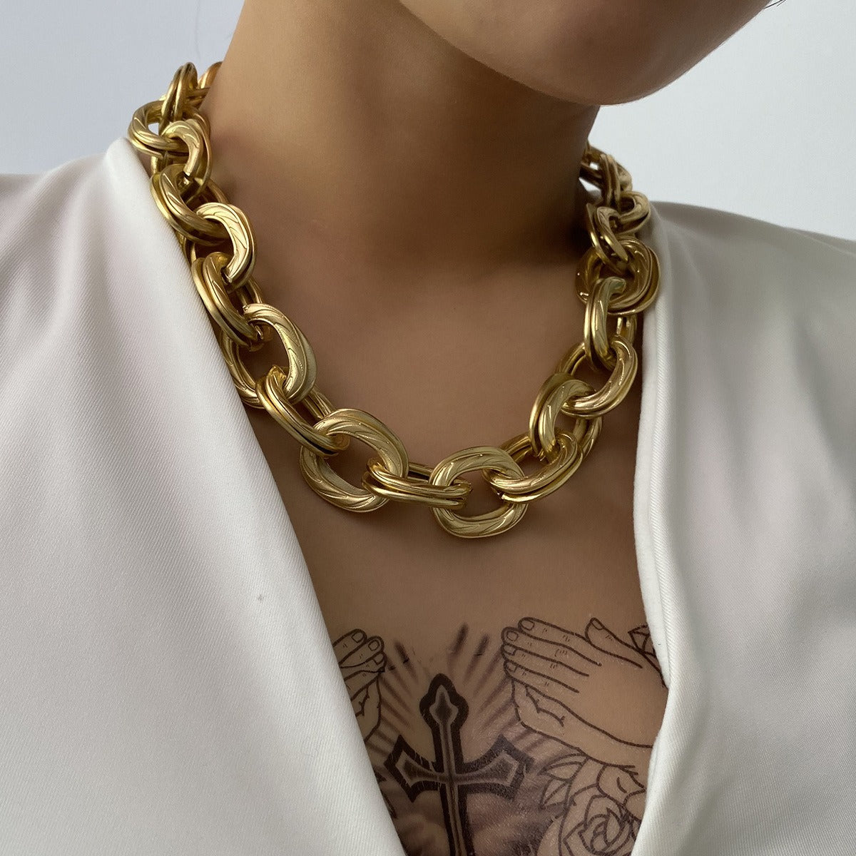 Alessia – Necklace featuring wide golden links