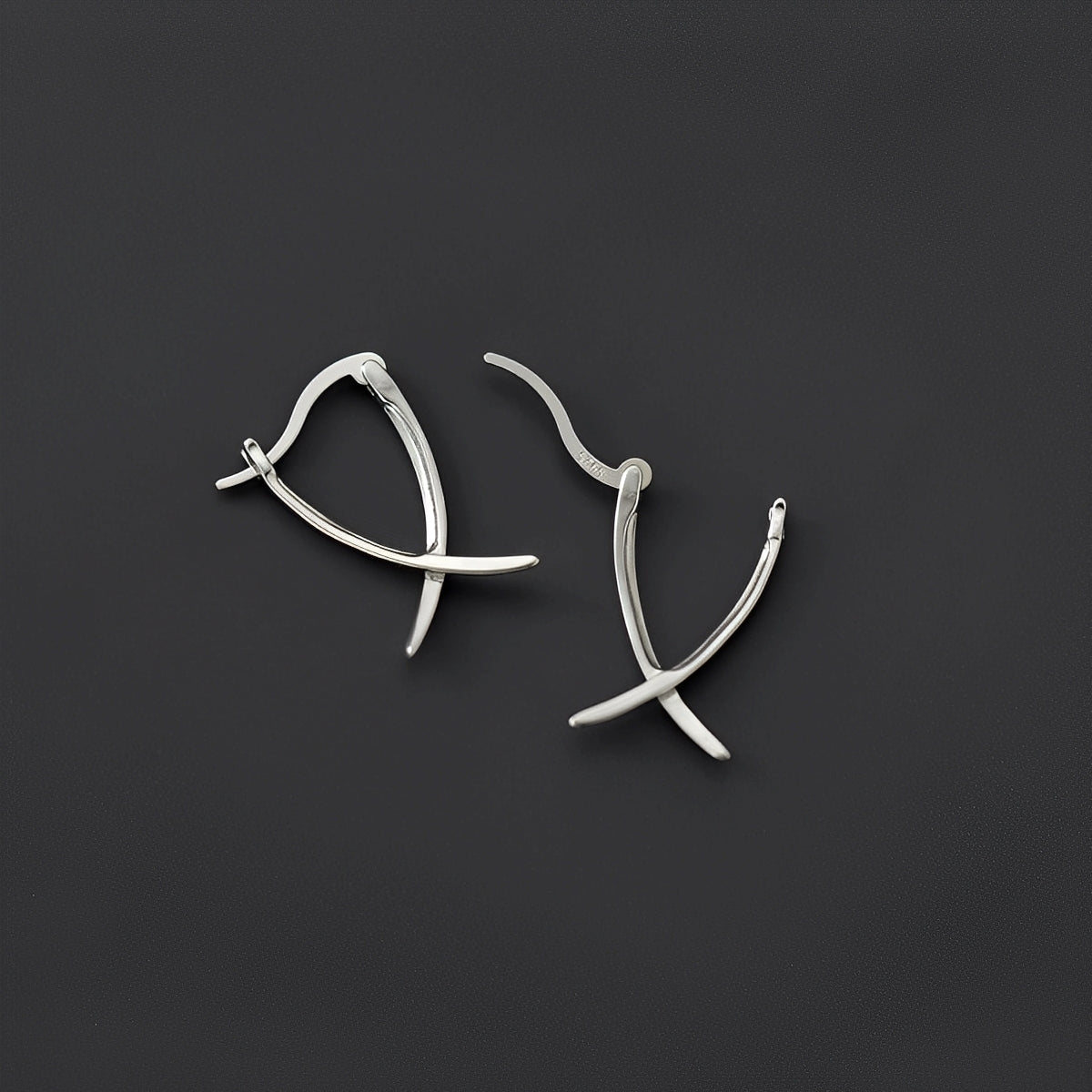 Vanny – Cross earrings in trendy gold
