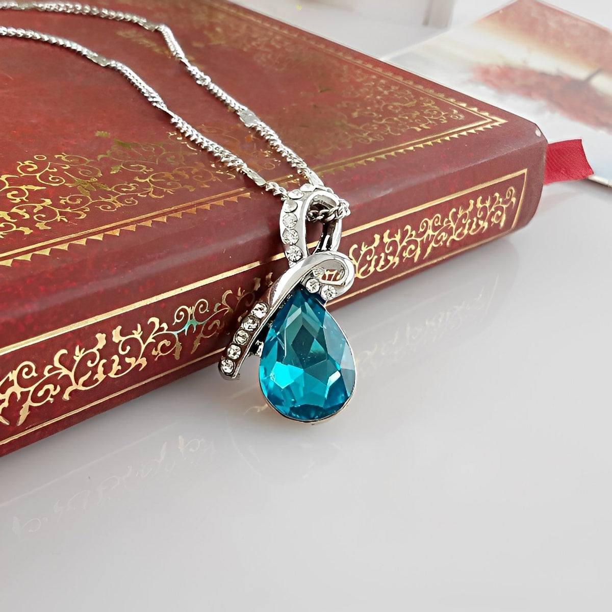 Pilar – Necklace Crystal Sparkling White Gold