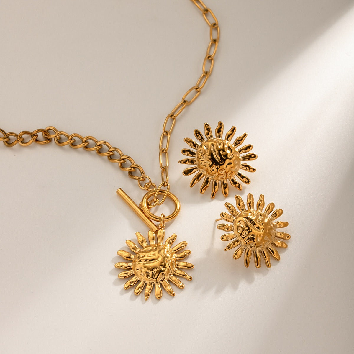 Milly – Stunning Necklace with Golden Sunflower