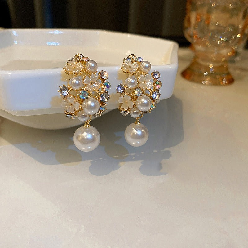 Kaori – Stylish flower and pearl earrings