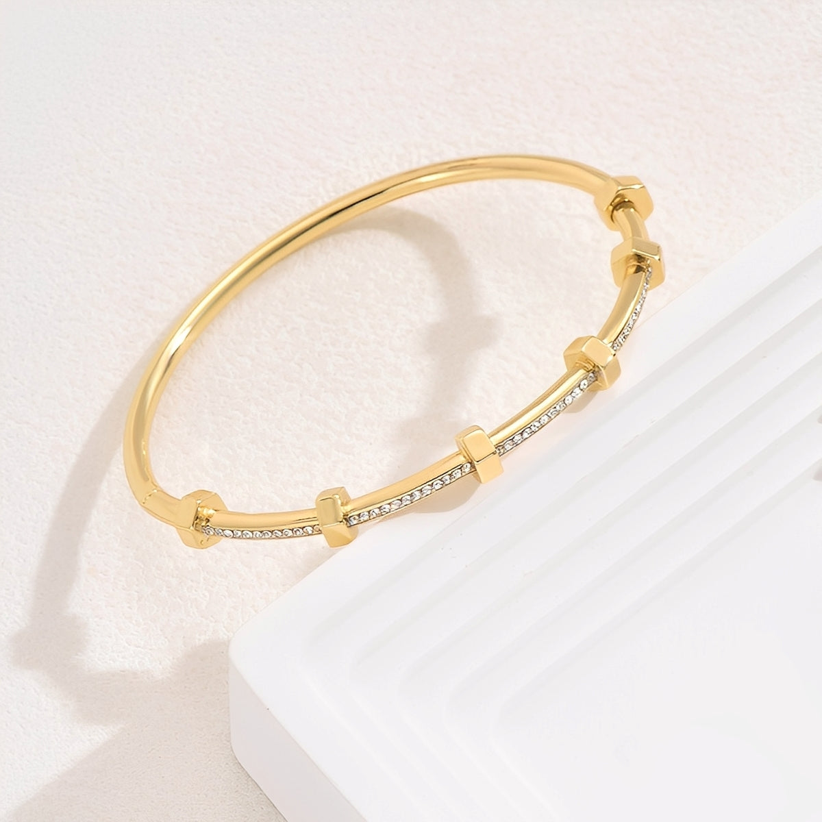 Amy – Bracelet gleaming in gold