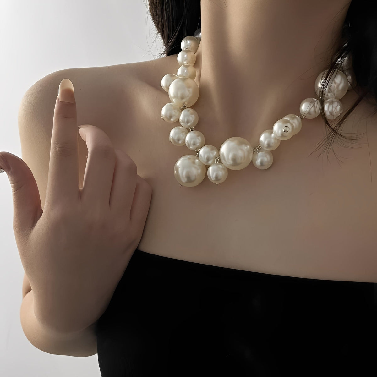 Lucie – Stylish Luxury Necklace with Large and Small Pearls