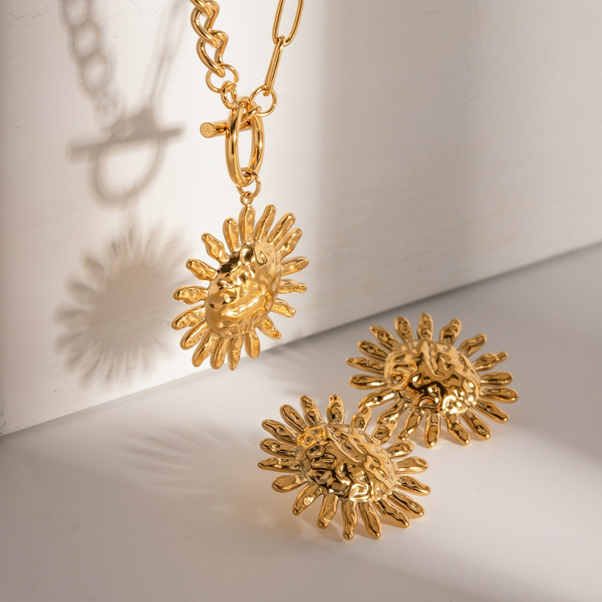 Milly – Stunning Necklace with Golden Sunflower