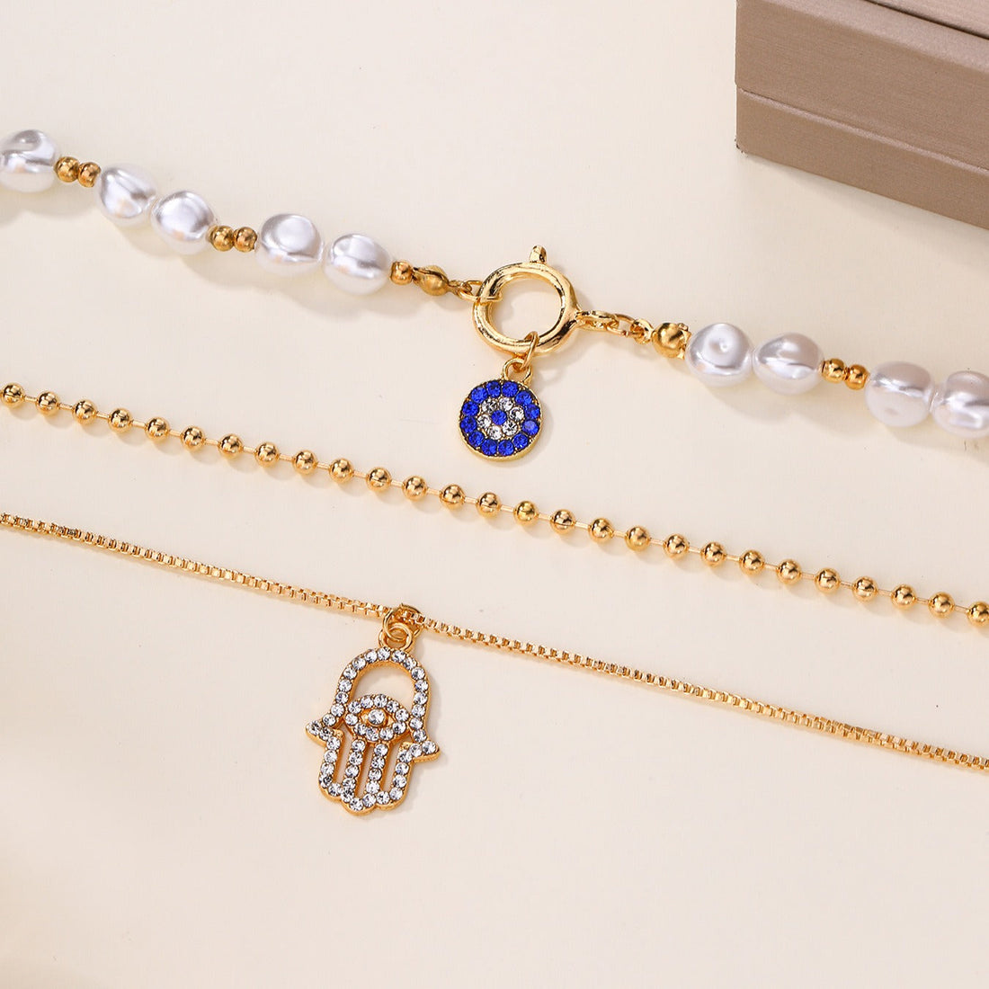 Jade – Multi-Layered Necklace with Pearls and Hamsa